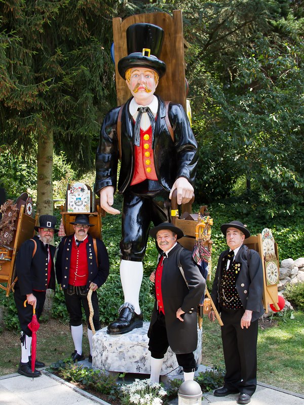 Weltgrößter Schwarzwälder Uhrenträger mit weiteren Uhrenträgern