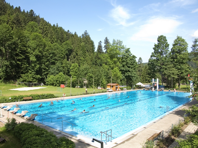 Large pool and Beach-Volleyball-court