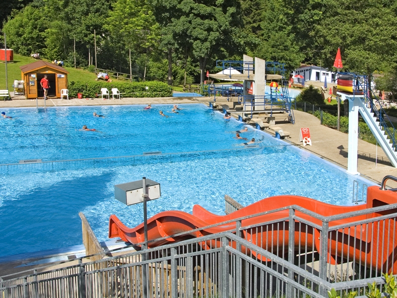 Wide wave slide and jumping facility