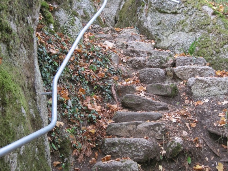 Abenteuerliche Treppenanlage zum Schlossfelsen