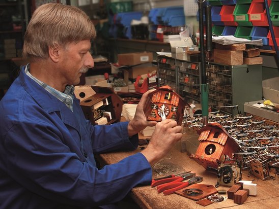 Weltkleinste Kuckucksuhr in der Uhrenfabrik Hubert Herr