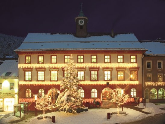 Weihnachtlich illuminiertes Rathaus