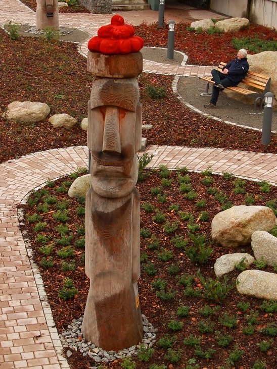 Seit einem Namenswettbewerb heißen die Holzskulpturen an der Triberger Parkgarage "Edekaner"
