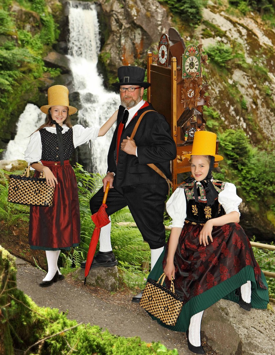 Trachtenkinder mit Uhrenträger am Wasserfall Trachtenkinder mit Uhrenträger am Wasserfall